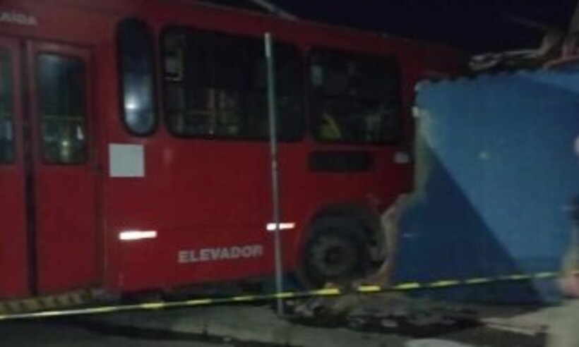 Acidente com ônibus destrói fachada de casa em Ribeirão das Neves - Redes Sociais/Reprodução