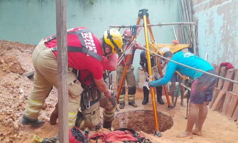 Homem cai e desmaia dentro de cisterna de 10 metros de profundidade - CBMMG/Divulgação