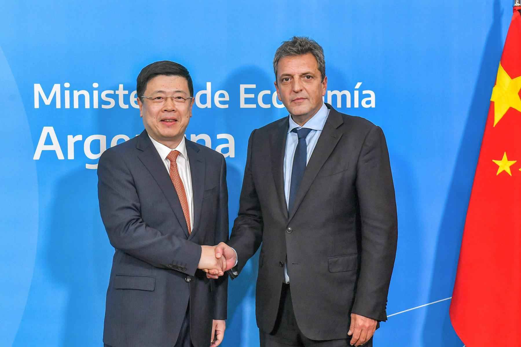 Argentina e China renovam acordo para comércio em yuan, sem uso do dólar - Handout/ARGENTINA'S ECONOMY MINISTRY/AFP