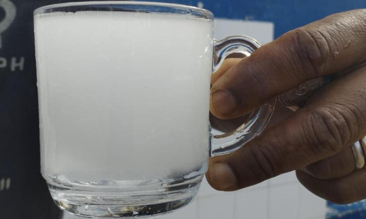 Alunos levam água de casa após 'líquido branco' sair da torneira de escola - Divulgação/arquivo pessoal