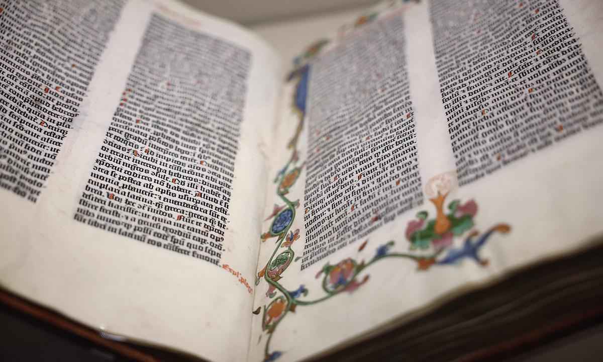 Bíblia é banida em escolas e bibliotecas por conter 'sexo e violência' - Anne-Christine POUJOULAT / AFP