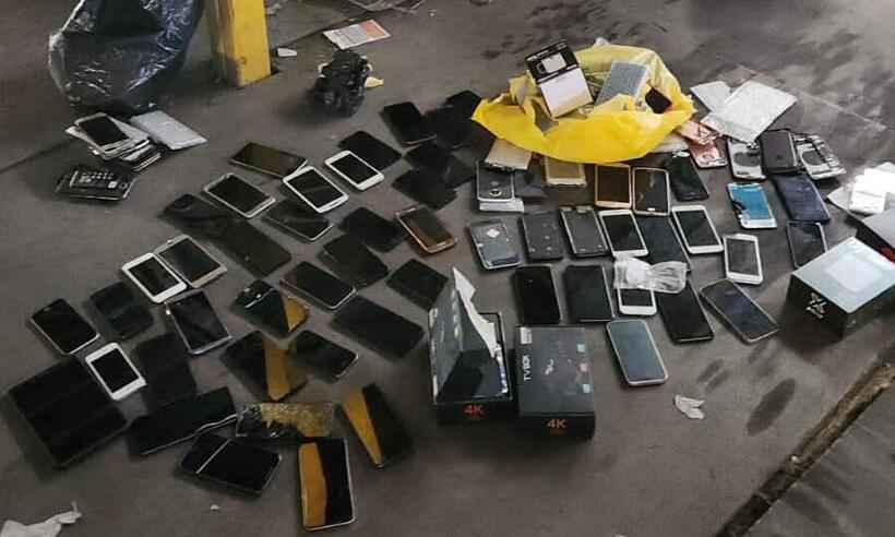 Box em shopping popular de BH é flagrado com mais de 20 iPhones roubados - PMMG / Divulgação