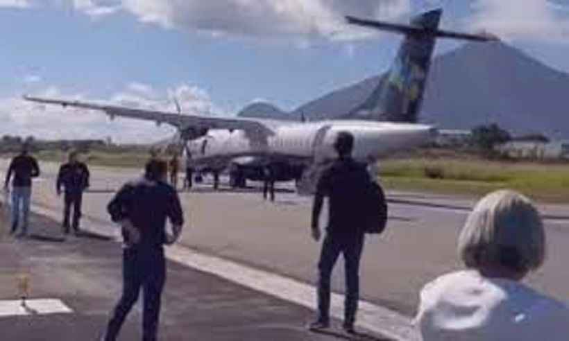 Pane técnica faz avião parar no meio da pista depois de freada brusca - Redes sociais