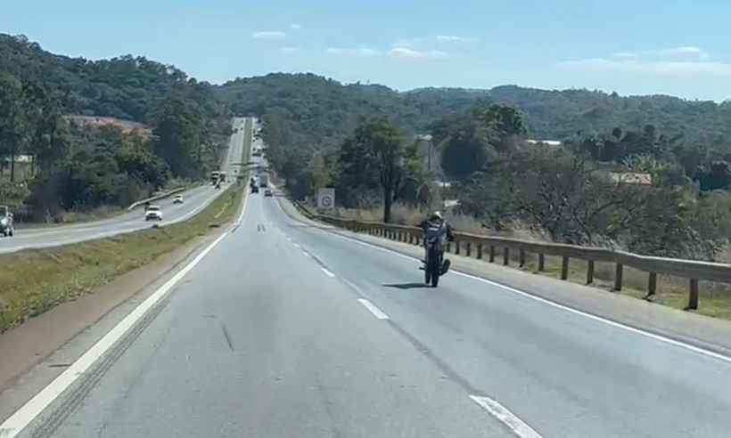 Reportagem flagra motociclista a 100 km/h deitado no banco na BR-040 - Vídeo/Reprodução