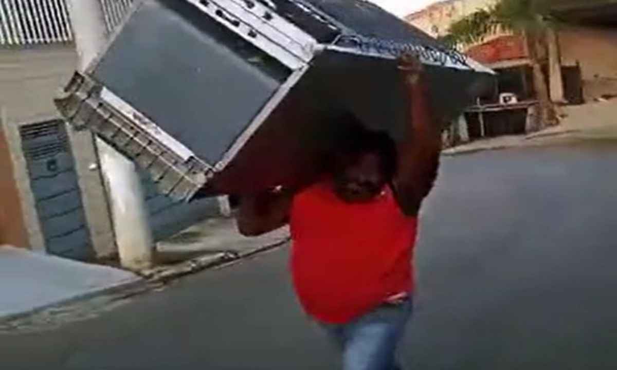 VÍDEO: Homem carrega geladeira nas costas, faz dancinha e viraliza - Reprodução/ Redes Sociais 