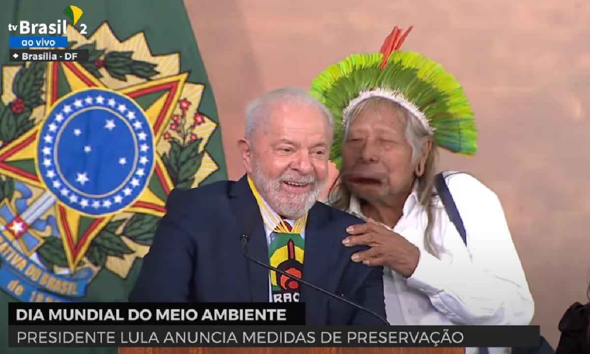 Lula é interrompido por Cacique Raoni e recebe um colar de presente - Reprodução/TV Brasil