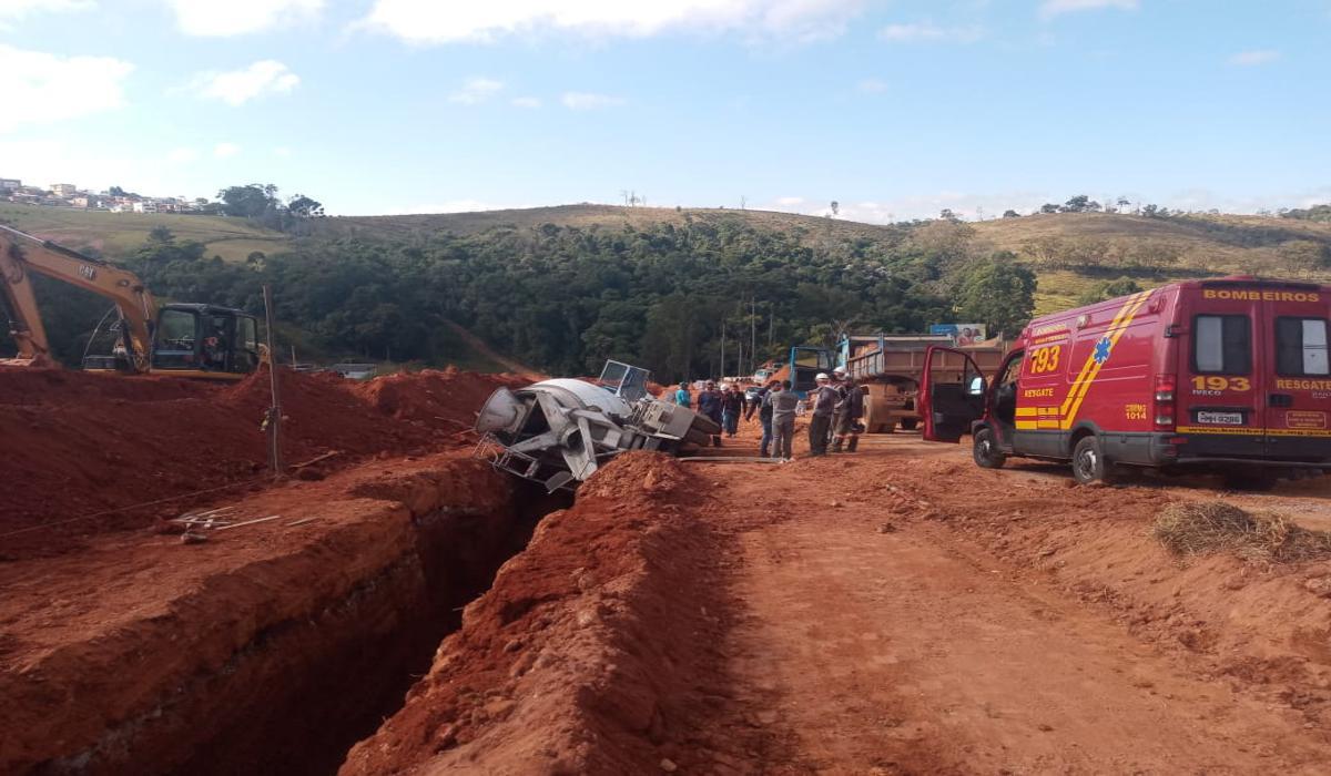 Caminhão tomba e deixa trabalhadores soterrados em vala - Corpo de Bombeiros