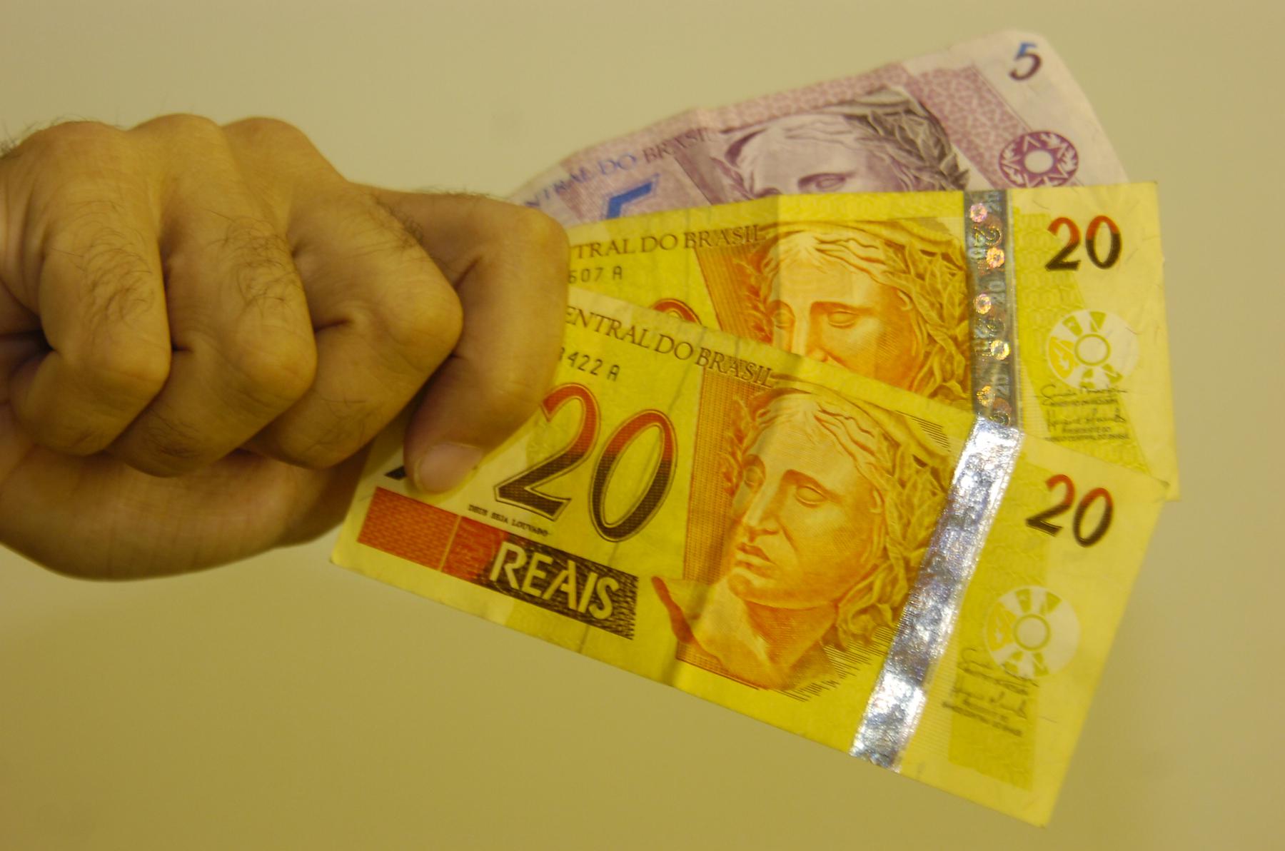 Brasileiros têm R$ 7 bilhões esquecidos no sistema financeiro, segundo BC - Jackson Romanelli/EM