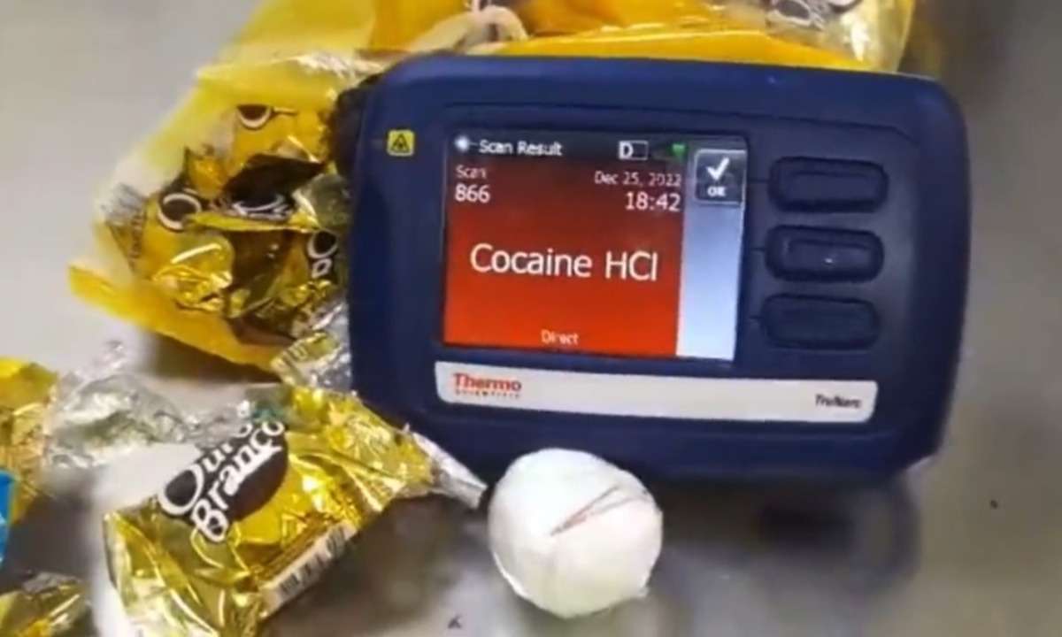 Pacote de bombons é usado para traficar cocaína, e vídeo viraliza  - Reprodução / redes sociais