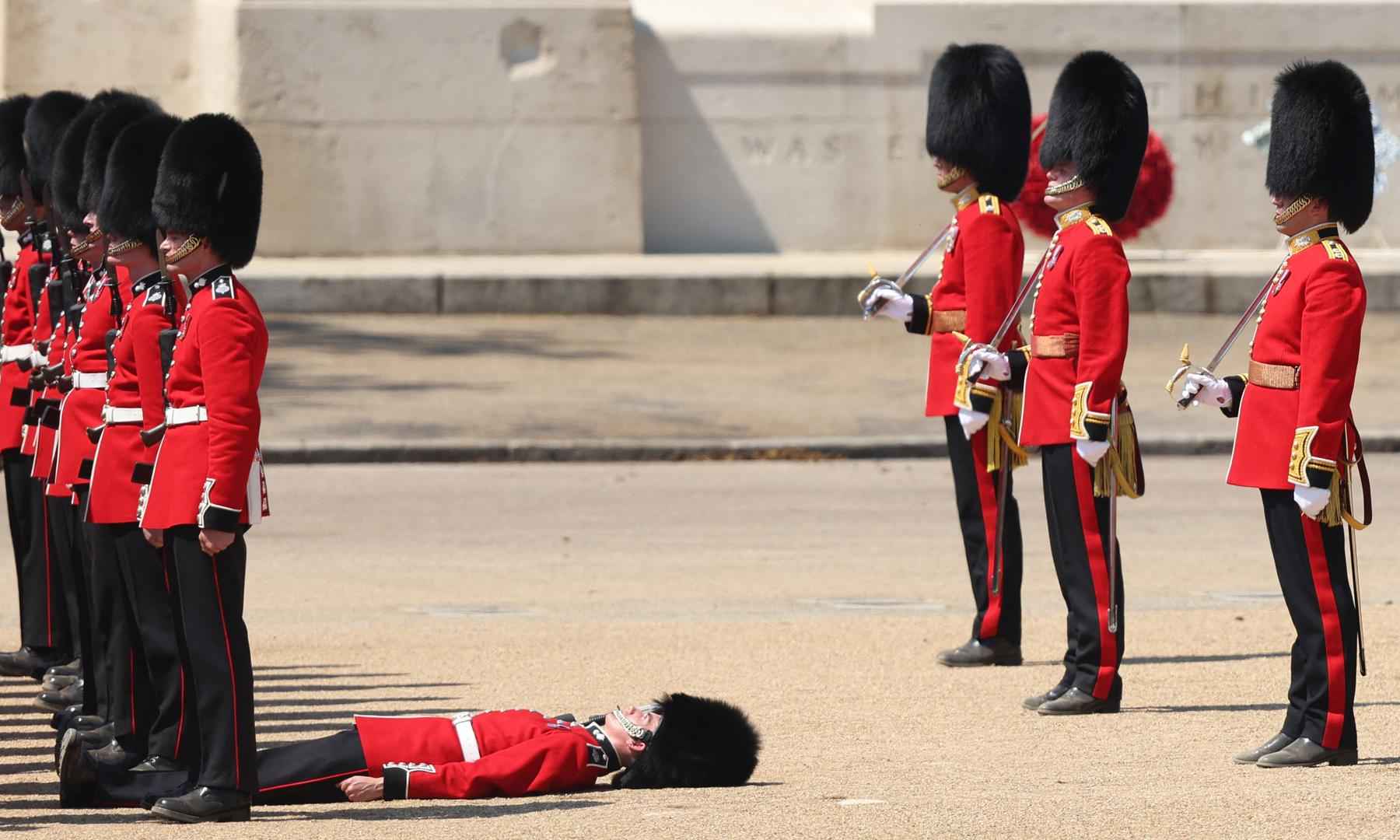 Vídeo: guardas desmaiam de calor em evento com príncipe William - ADRIAN DENNIS / AFP
