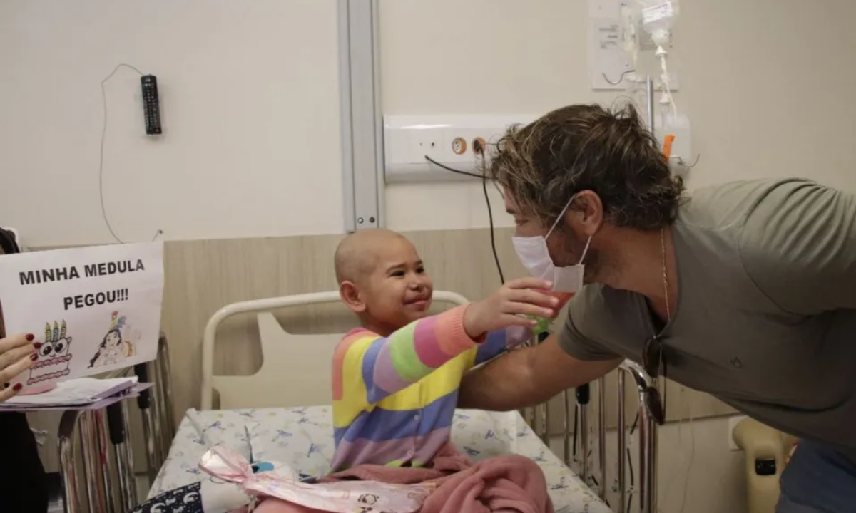 Ex-zagueiro uruguaio visita crianças em tratamento no interior de São Paulo - HCM/Divulgação