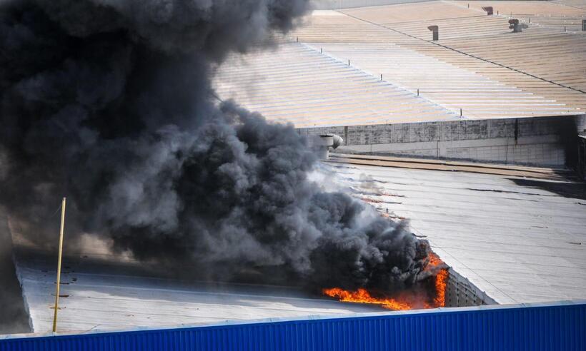 Parte de telhado de supermercado é danificado por incêndio em BH - Leandro Couris / EM / D.A Press