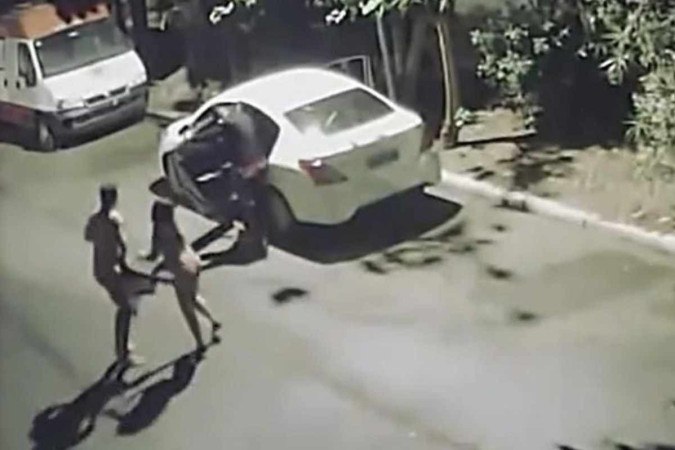 Vídeo viralizou: casal que fazia sexo em carro é assaltado - Reprodução/Twitter
