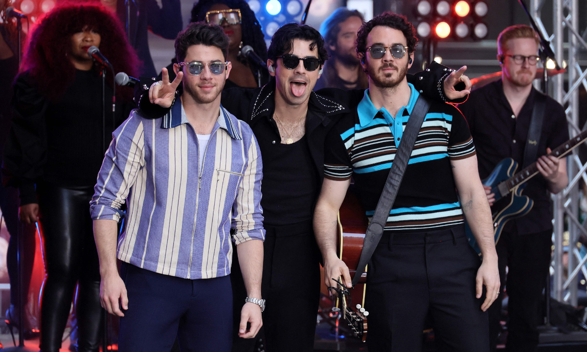 Jonas Brothers em trajes íntimos: fãs usam IA para transformar figurino - DIA DIPASUPIL