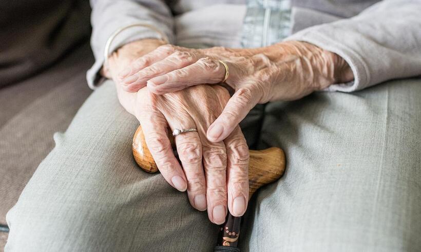 Junho Violeta: mês de alerta da violência contra os idosos; denuncie -  Sabine van Erp/Pixabay