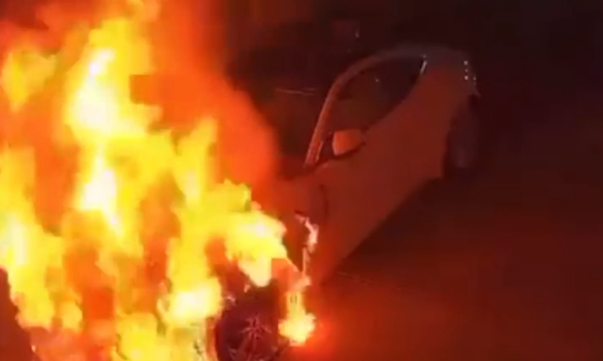 Streamer de Fortnite tem Jaguar F-Type incendiado por seguidor - Reprodução / Twitter