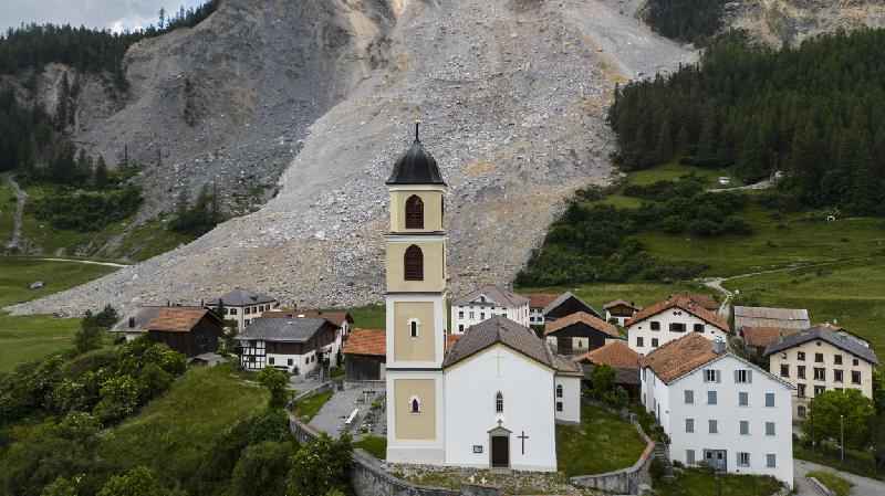 O enorme deslizamento de pedras que parou a poucos metros de atingir vilarejo suíço - MICHAEL BUHOLZER/EPA-EFE/REX/Shutterstock