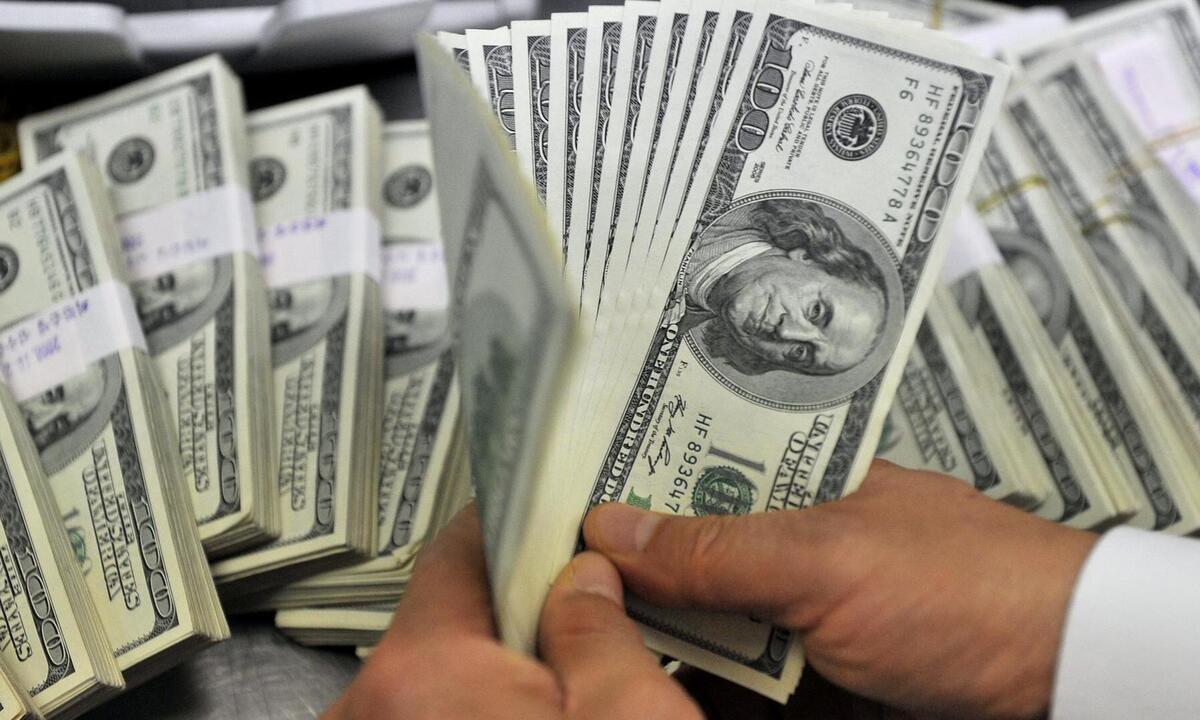 Dólar fecha no menor valor em mais de um ano  - AFP