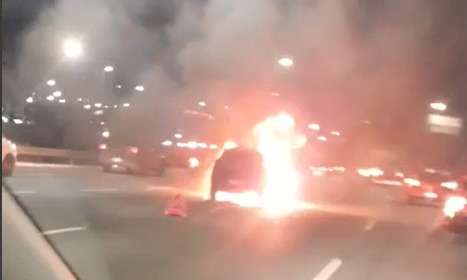 Vídeo: Carro pega fogo e interdita parcialmente Avenida Cristiano Machado - Redes Sociais / Reprodução