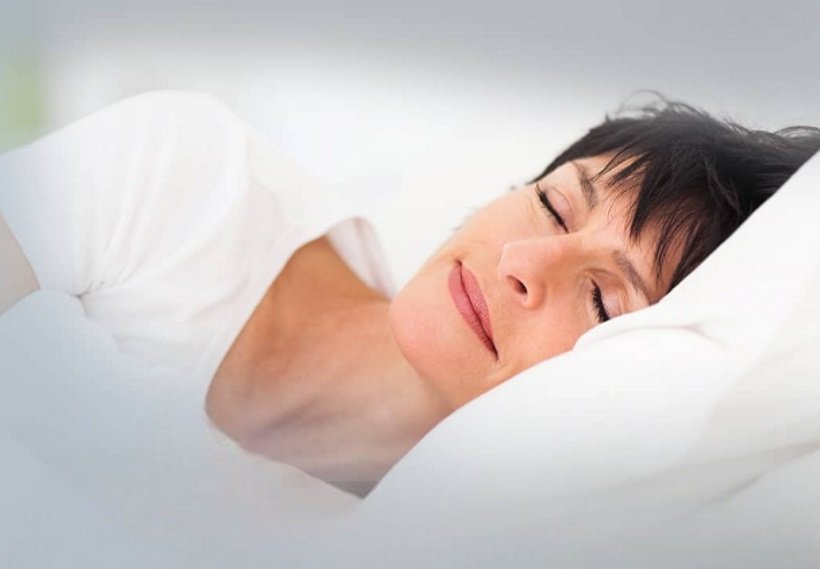 Pós-menopausa: óleo de lavanda e higiene do sono melhoram qualidade de vida - Banco de Imagens