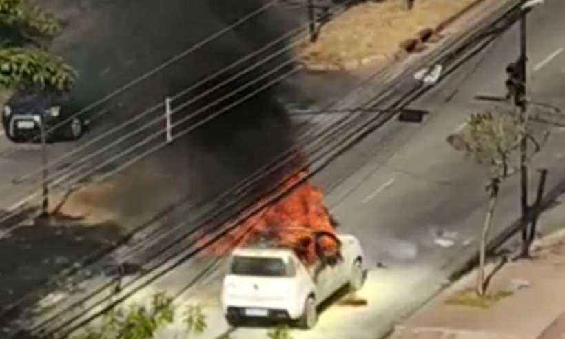 Carro tem pane e pega fogo no meio de avenida na região Oeste de BH - Reprodução/Redes Sociais