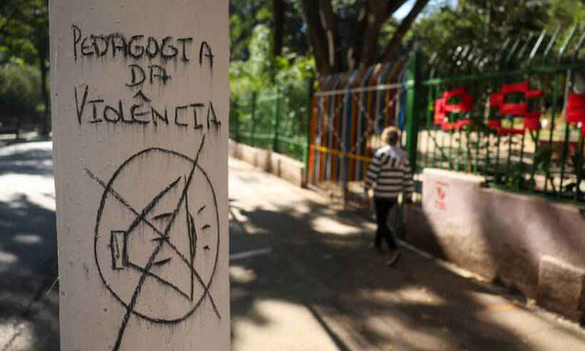 Frases racistas são pichadas em frente a escola municipal em Higienópolis - Danilo Verpa/Folhapress