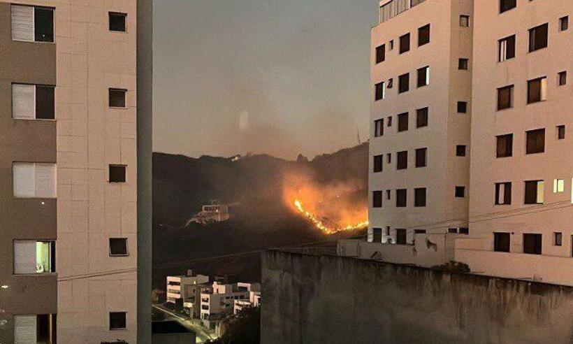 BH: Incêndio atinge mata no Bairro Buritis e fumaça assusta moradores - CBMMG / Divulgação