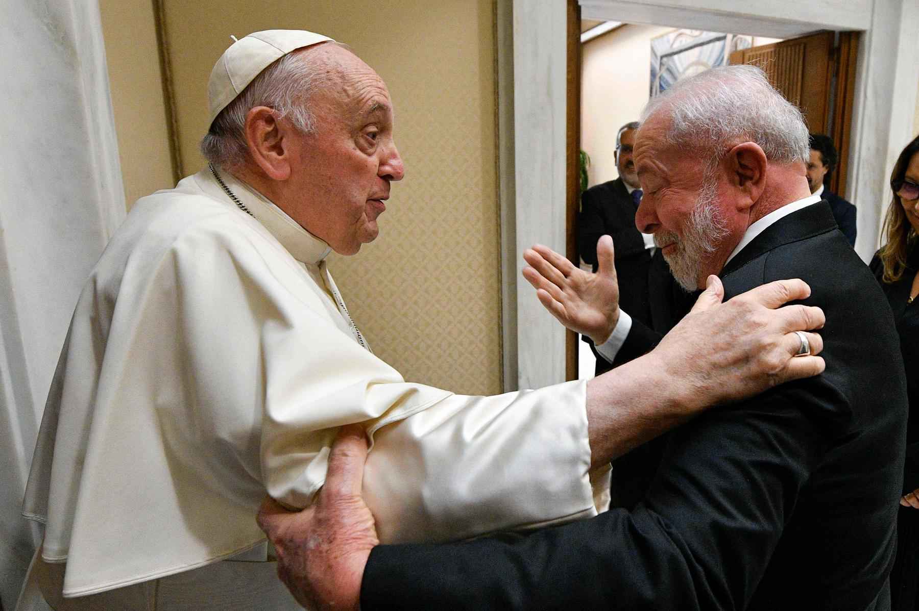 Lula se reencontra com o papa e tenta consolidar afinidades históricas - VATICAN MEDIA / AFP