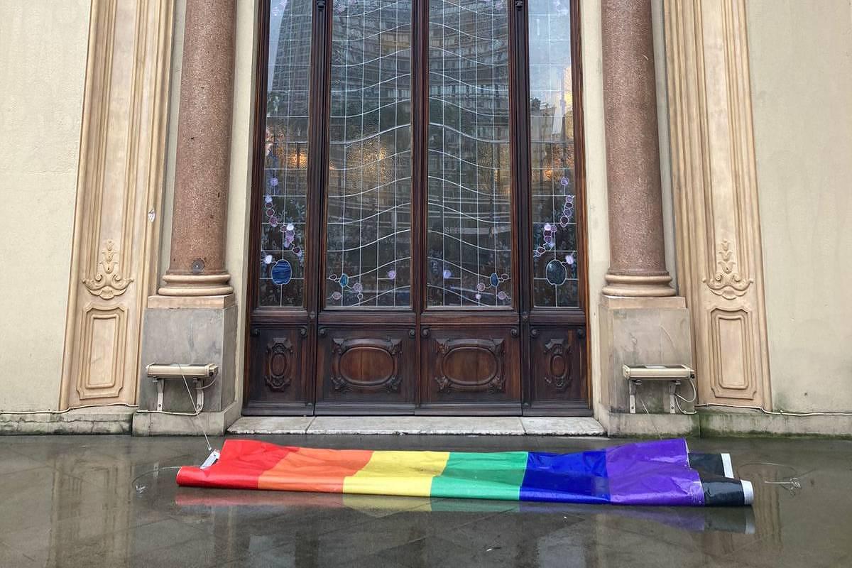 Vereadora aciona Justiça para que bandeira LGBT+ volte ao Theatro Municipal - Folhapress/Reprodução