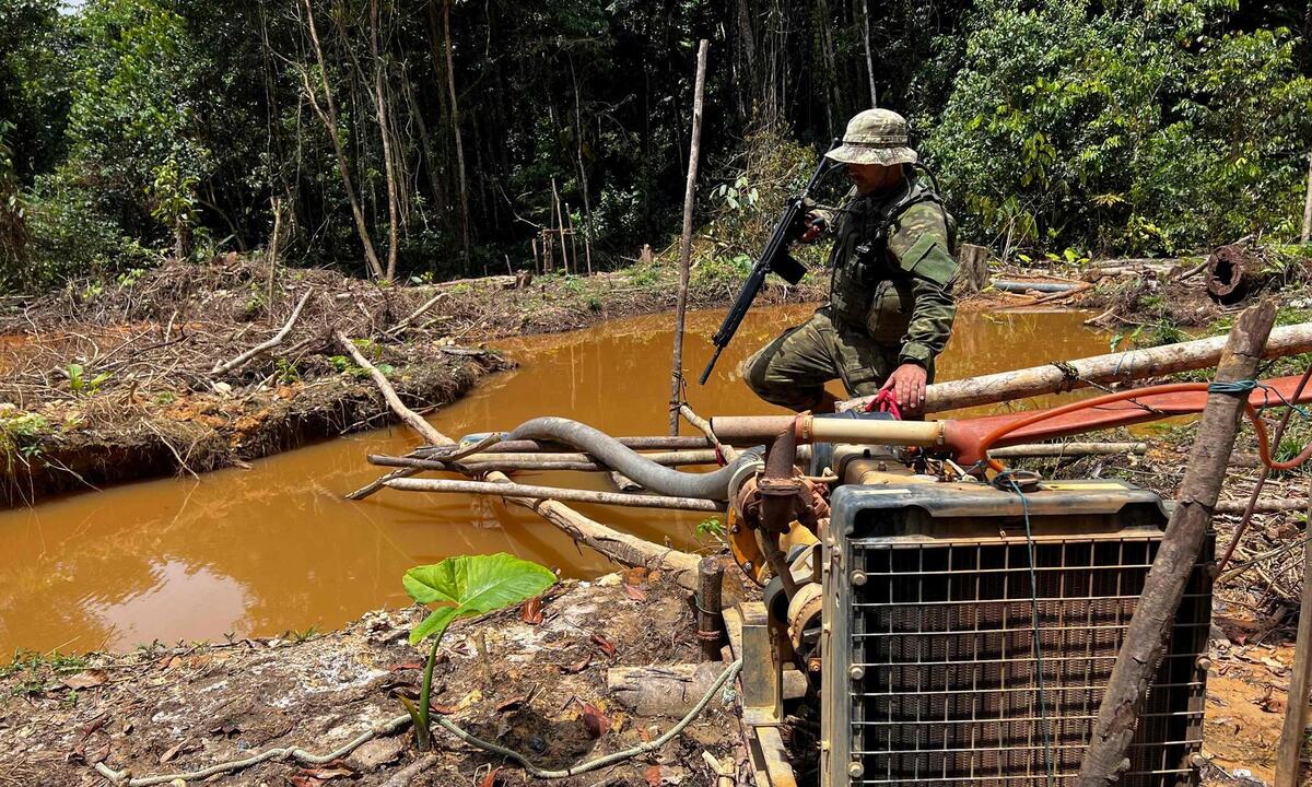 Lula libera militares para prender garimpeiros e patrulhar terra yanomami -  Alan CHAVES / AFP