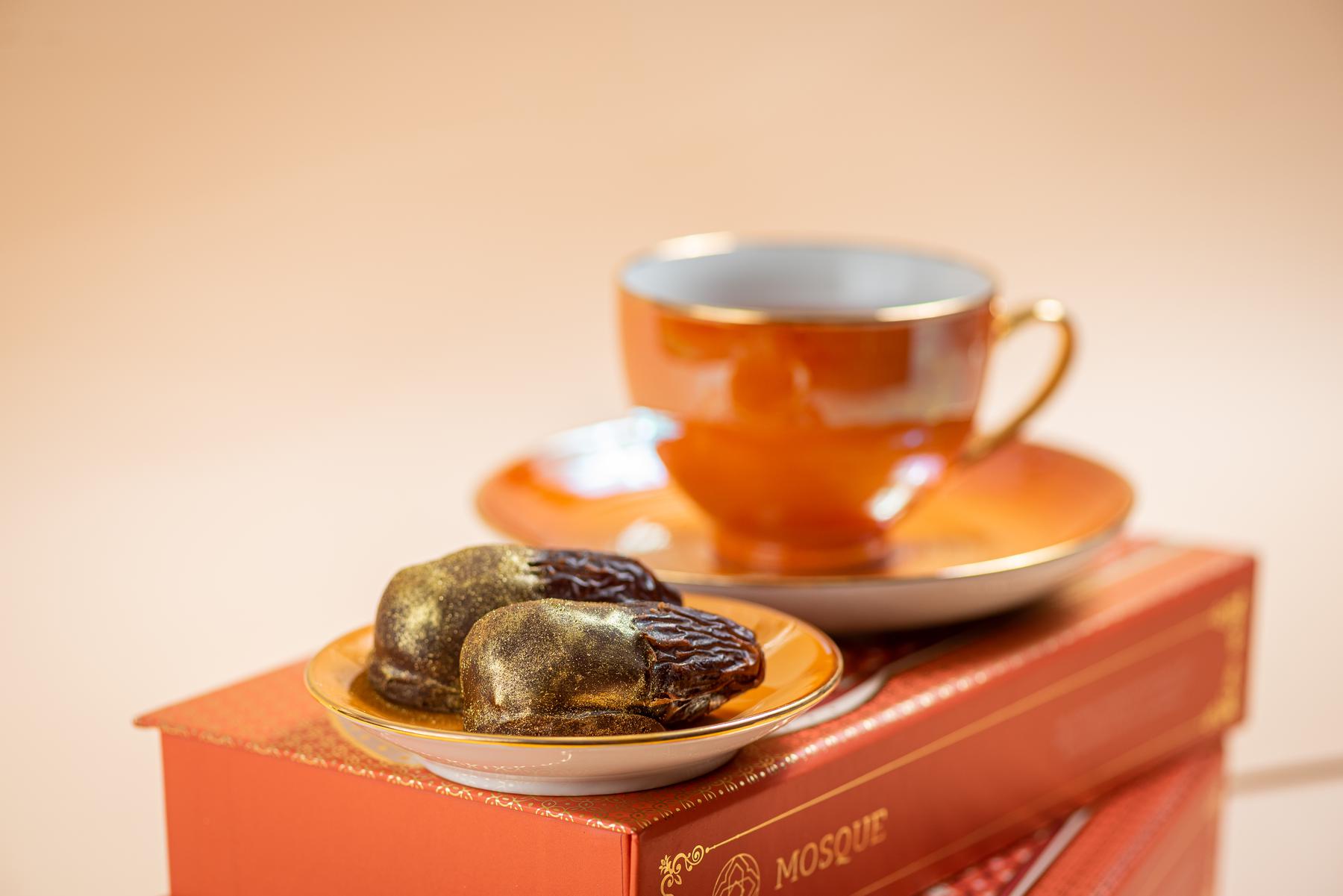 Confeitaria vende tâmaras recheadas com chocolate e pintadas de dourado - Toujours Fotografia/Divulgação