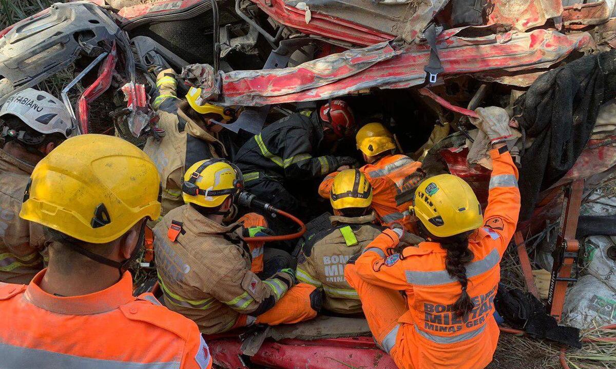MG: carreta capota, despenca 50 metros e motorista morre preso às ferragens - Corpo de Bombeiros/Divulgação