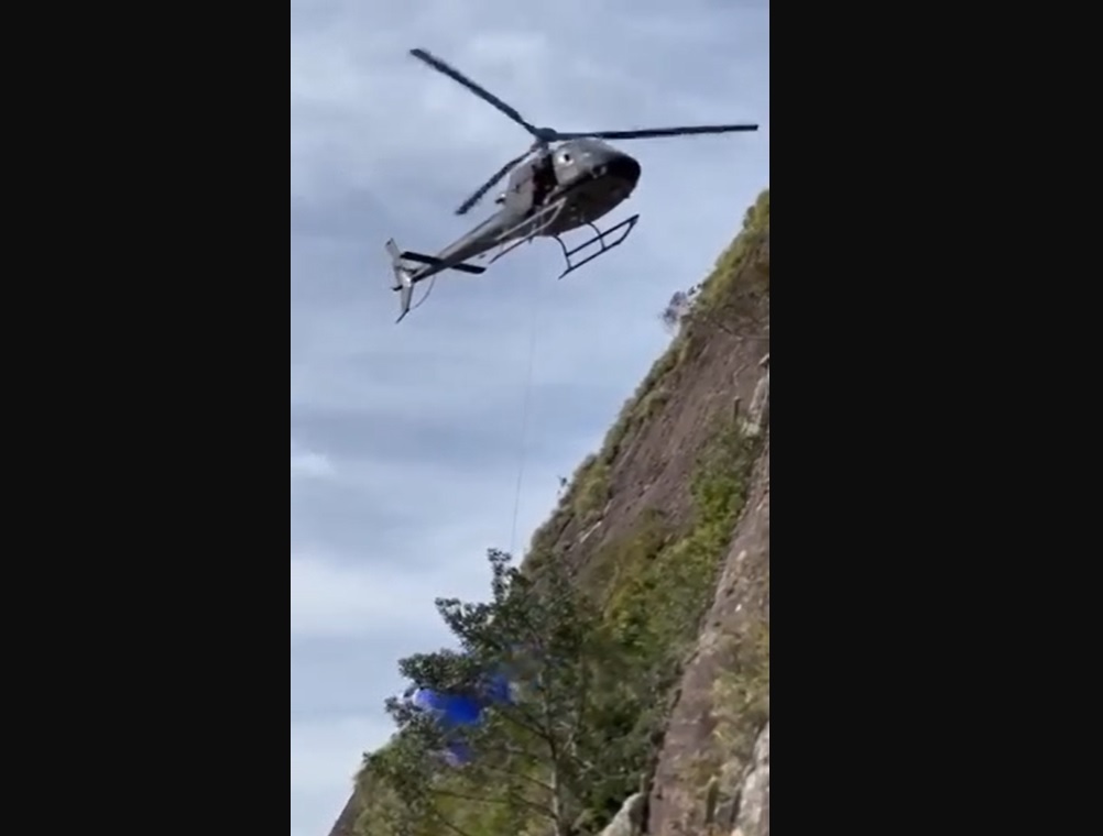 Helicóptero resgata praticante de basejump que se chocou com Pedra da Gávea - Reprodução