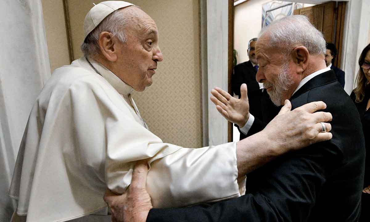 Antes de visitar o papa, Lula deu uma tropeçada ao dizer 'esse país'