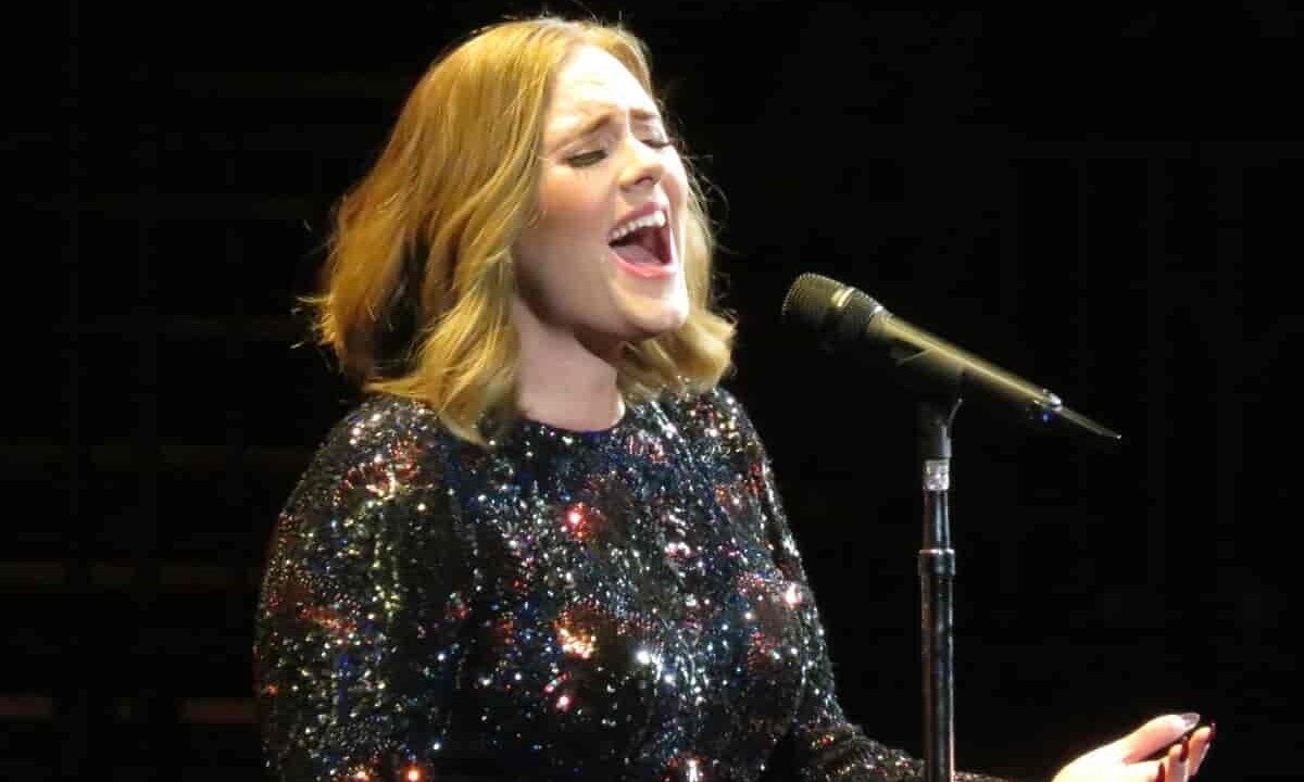 Obcecada pelo Titanic, Adele conversa com plateia de show sobre submarino implodido - den dore danske