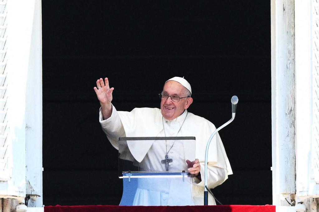 Papa 'quebra tabu' e ora por adolescente desaparecida há quatro décadas - VINCENZO PINTO / AFP
