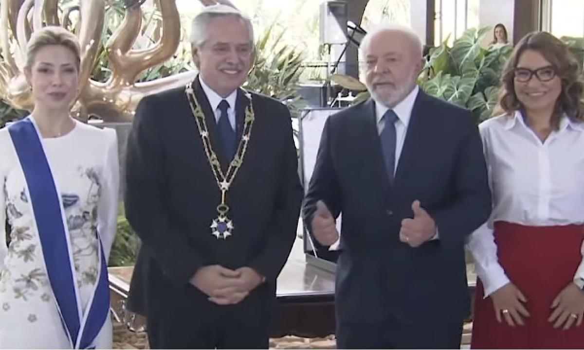 Lula condecora Fernández com o Grande Colar da ordem do Cruzeiro do Sul - TV Brasil/Reprodução