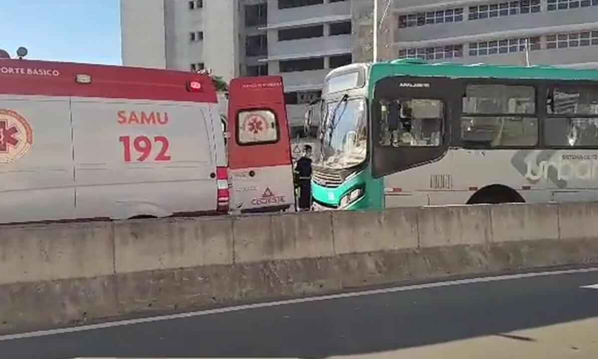 Idosa morre ao cair de escada de ônibus e porta fechar em sua cabeça - Reprodução/Vídeo/Redes Sociais