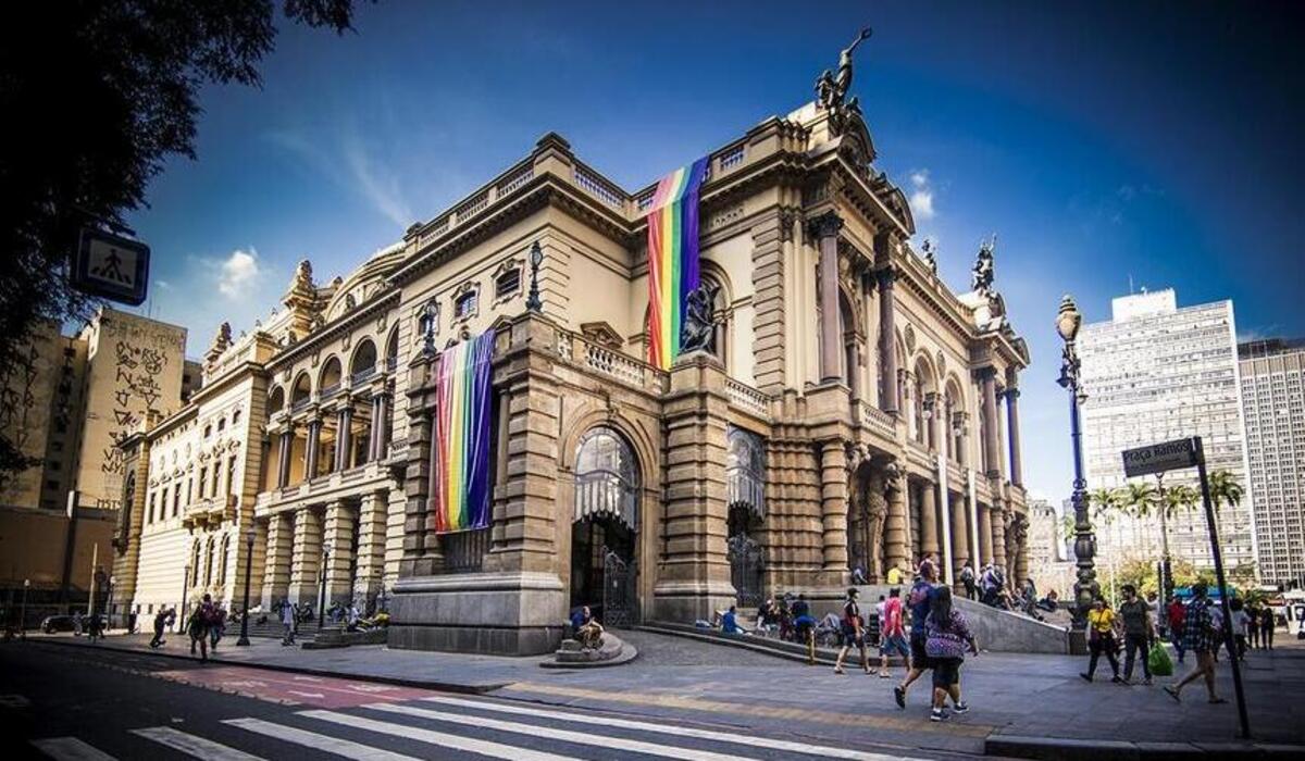Prefeitura de SP recua, e bandeira LGBT+ será novamente estendida no Theatro Municipal - Divulgação/Fabiana Stig/Theatro Municipal