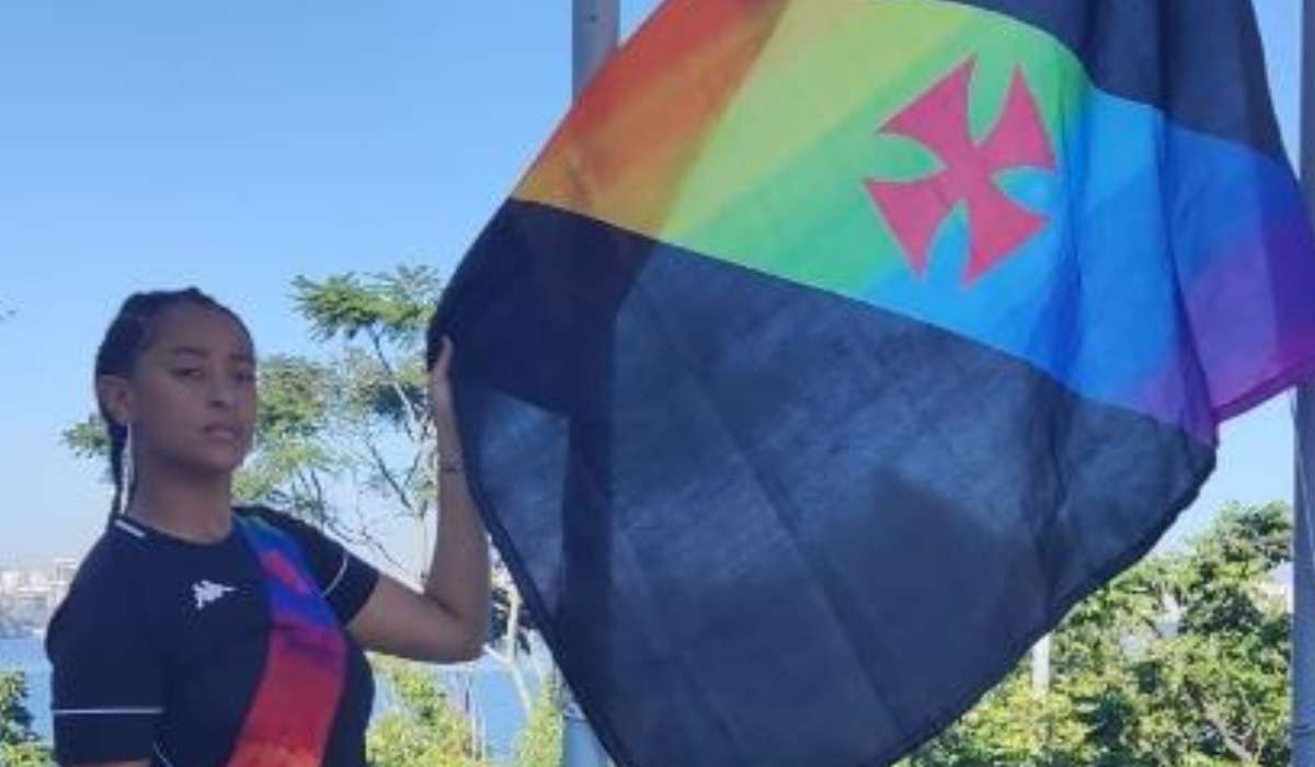 Quem é a atleta que hasteou bandeira LGBTQIA+ em sede do Vasco - Divulgação/CRVG