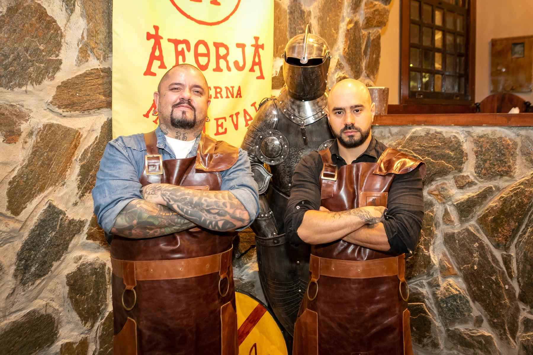 Taverna medieval serve banquete para comer com as mãos - Thiago Miranda/Divulgação