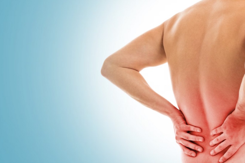 Cinco hábitos comuns que podem causar dores nas costas