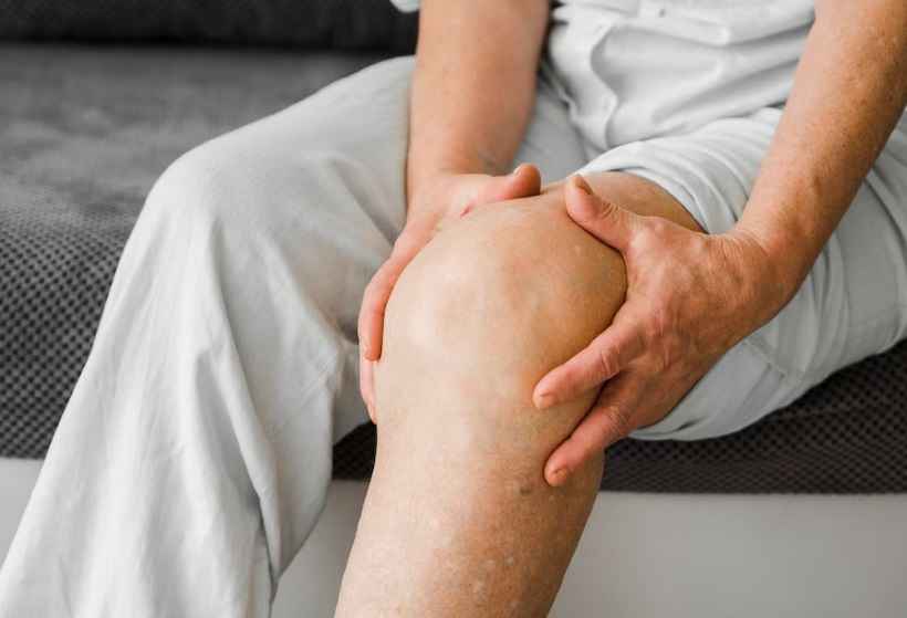 Dor no joelho no frio é normal? Ortopedista aponta causas e como lidar - Frepik