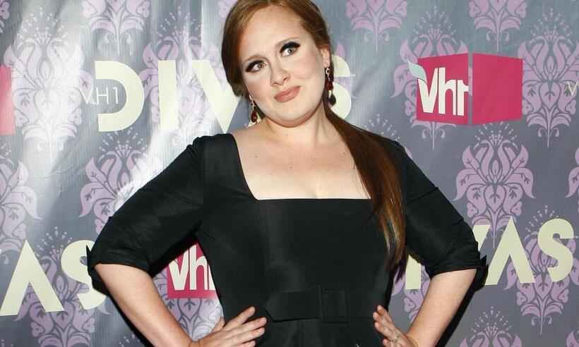 Adele e os riscos das cintas modeladoras: infecção de pele e dor muscular -  CHIP EAST