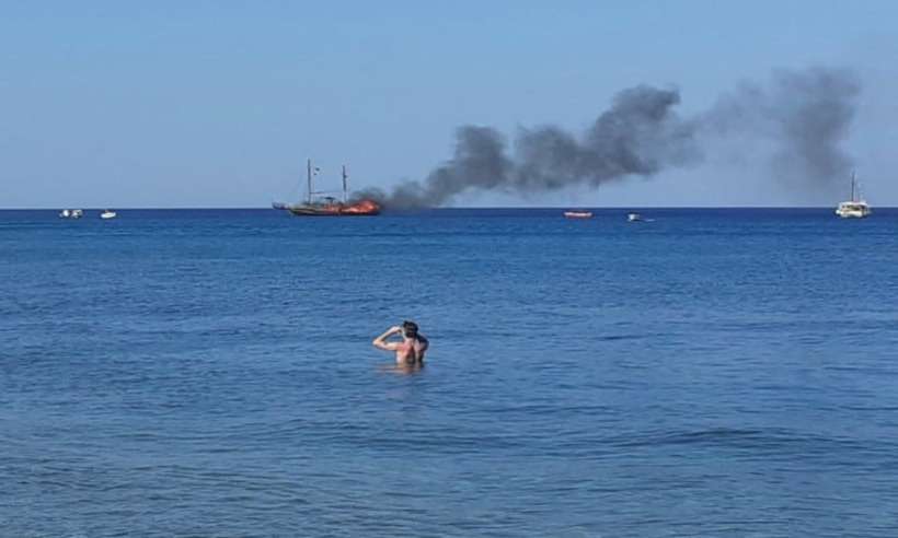 Barco com dezenas de turistas pega fogo e afunda na Grécia  - Redes Sociais/Reprodução