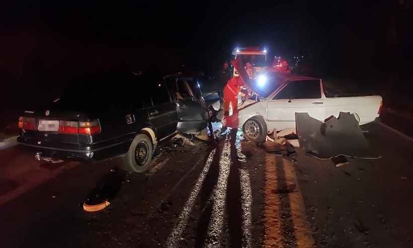 Motorista morre em batida de frente entre dois carros em rodovia mineira - PMRv/Divulgação
