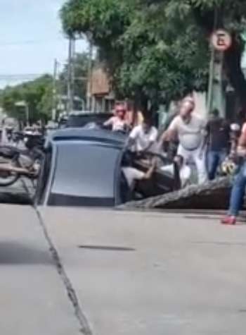 Carro é 'engolido' por cratera que se abriu em avenida no Recife; vídeo - Reprodução/Redes Sociais