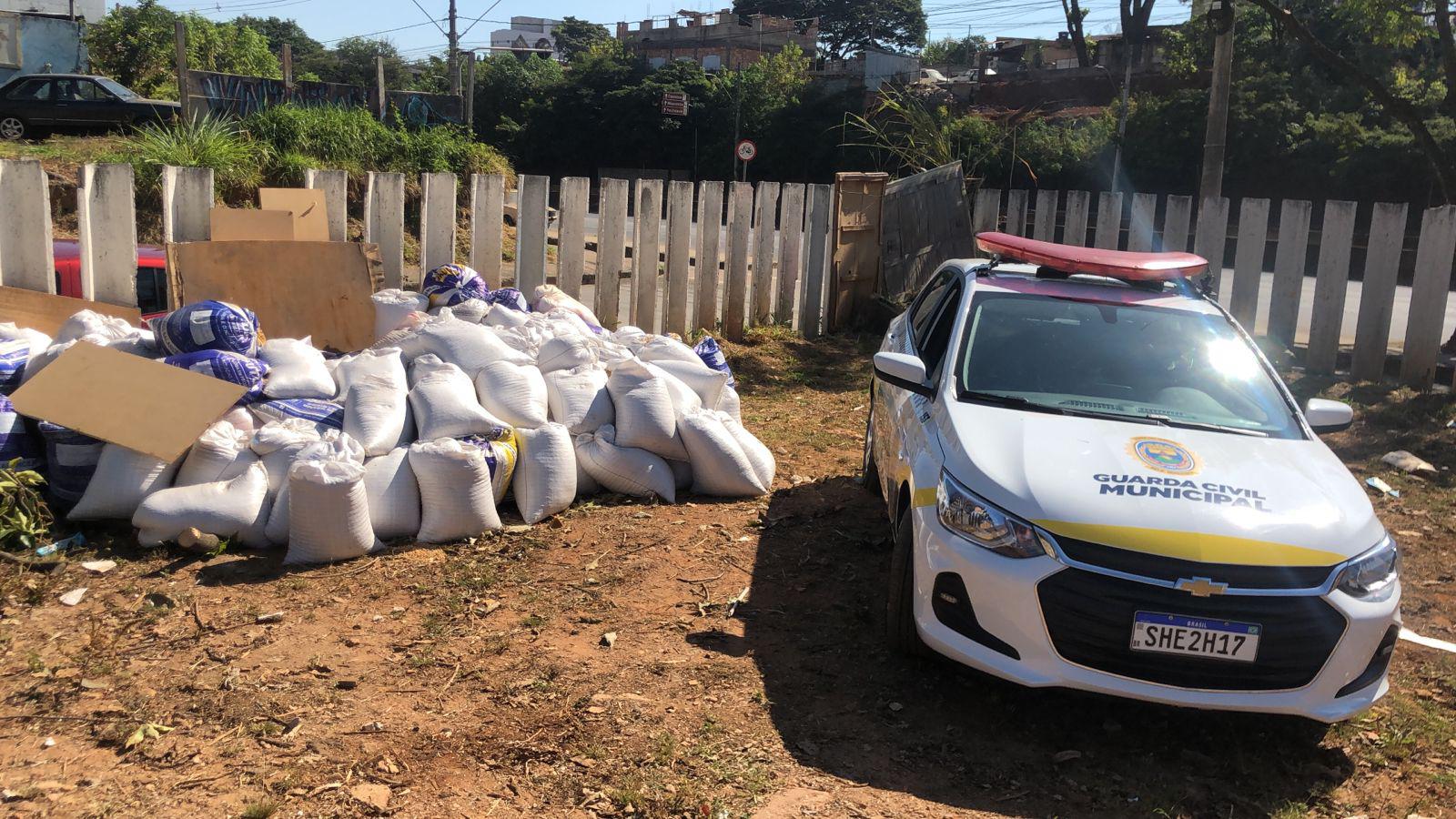Avaliadas em R$ 24 mil, sacas de soja furtadas de trem são recuperadas - Guarda Civil/Divulgação
