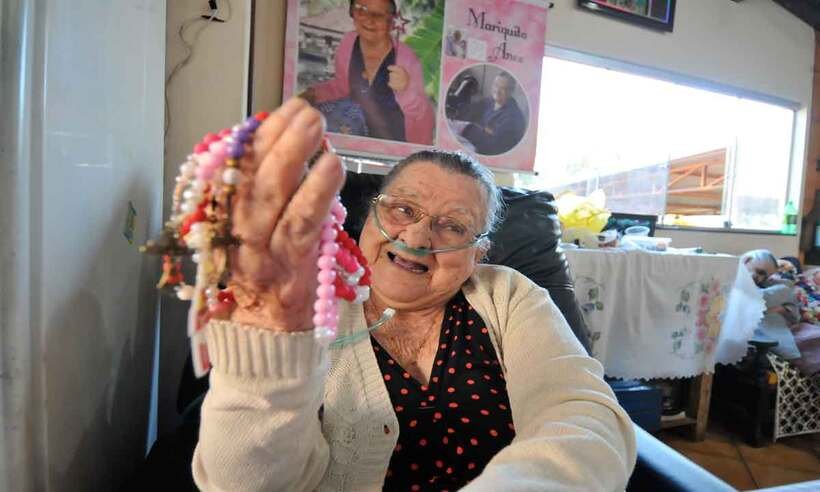 Aos 92 anos, moradora de BH se diverte e até custeia a saúde fazendo terços - Fotos: Alexandre Guzanshe/EM/D.A.Press
