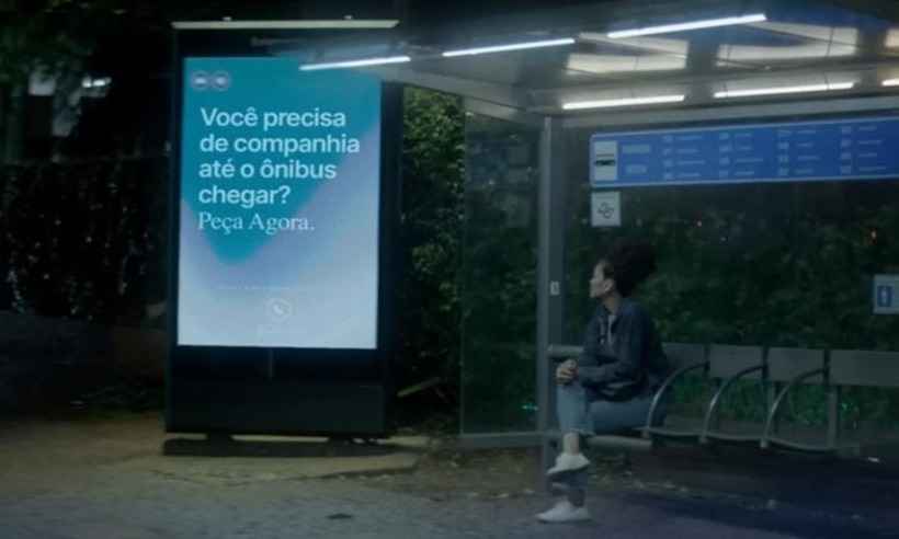 'Abrigo Amigo': pontos de ônibus oferecerão companhia a mulheres à noite - AlmapBBDO/Eletromidia/Divulgação
